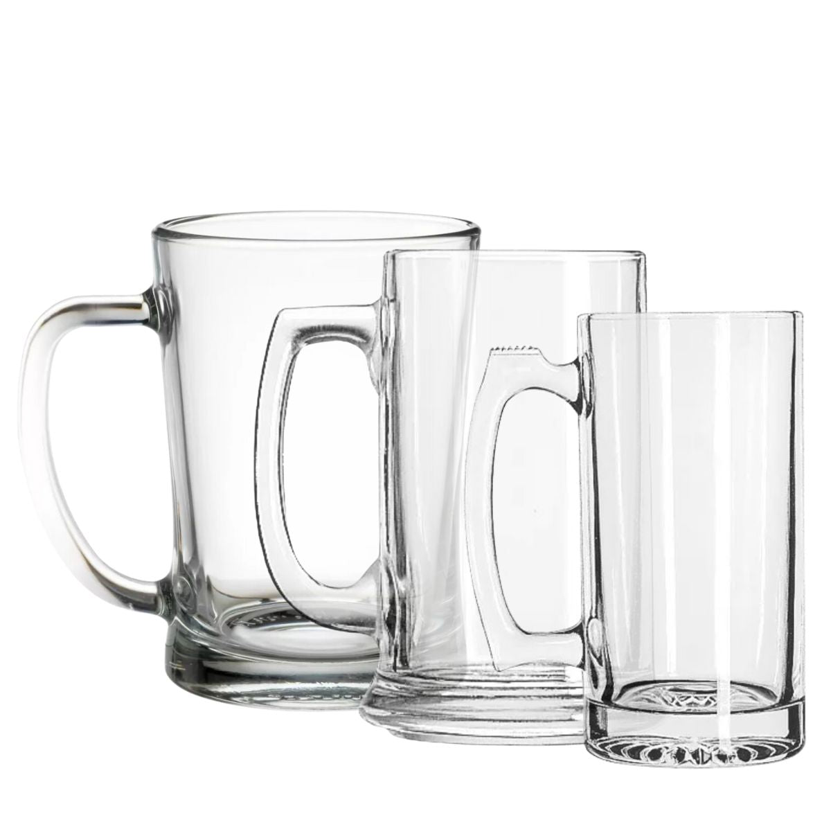 Varios tamaños de tarros cerveceros de vidrio en fondo blanco