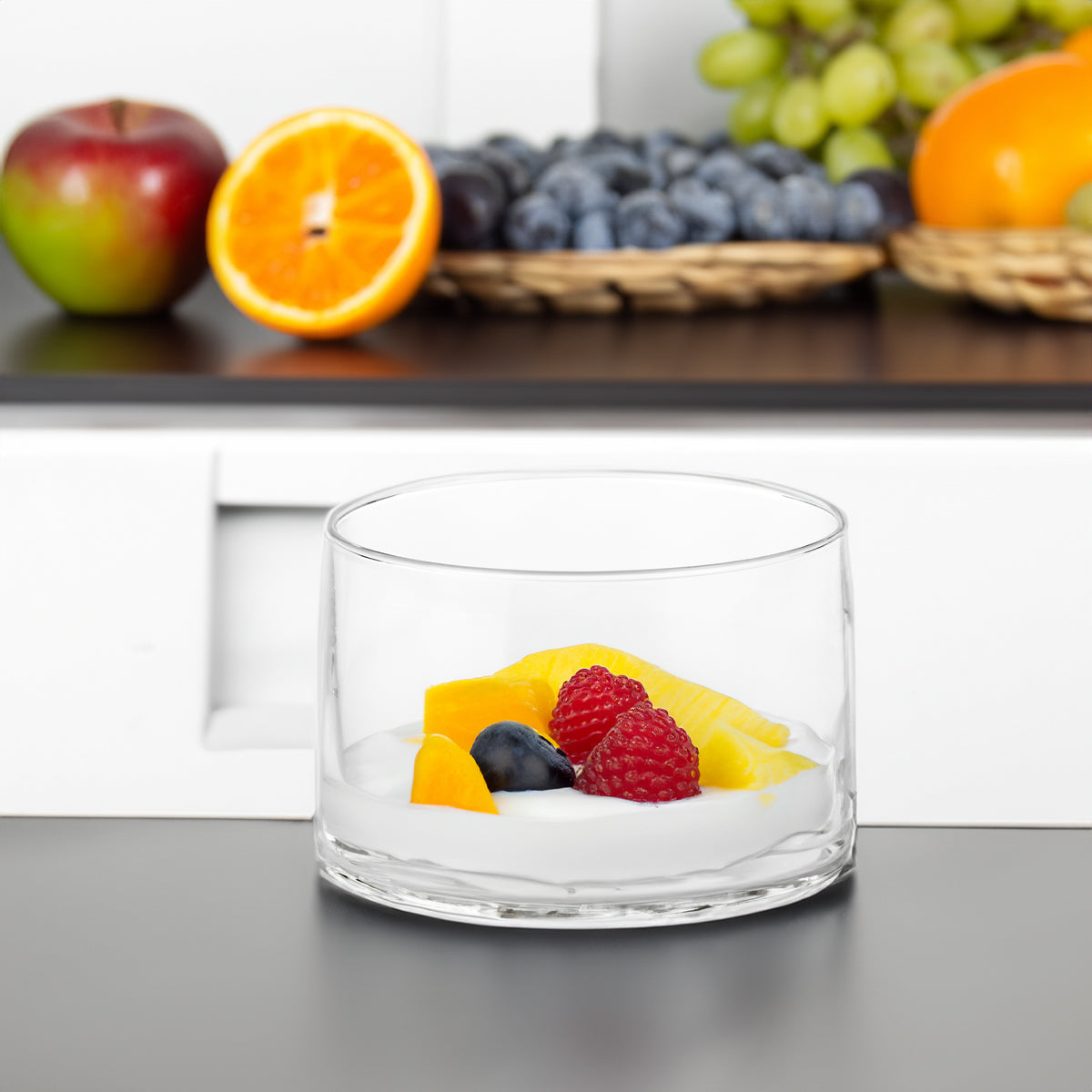 tazon de vidrio ambientada en la casa con frutas