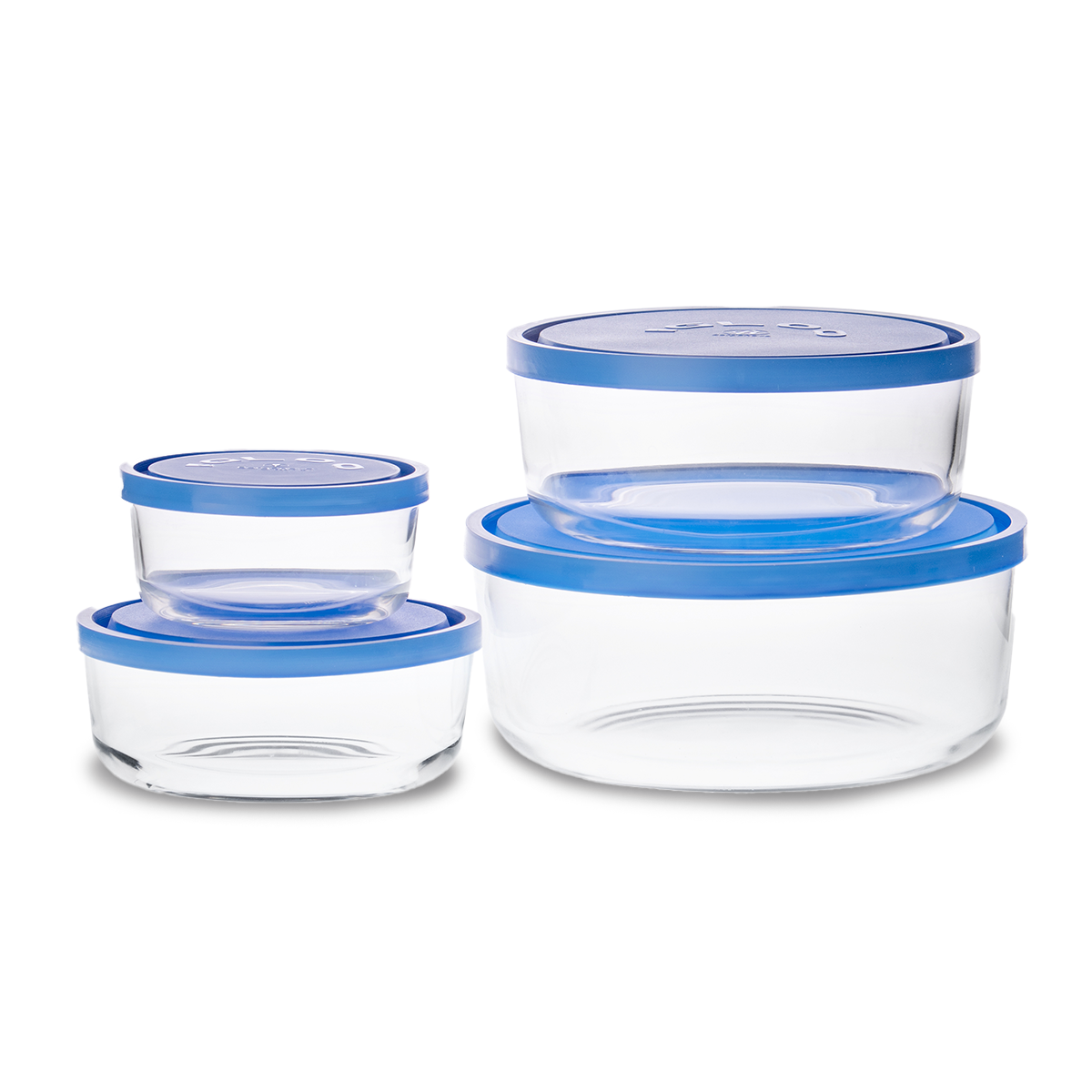 varios tamaños de contenedores con tapa azul apilables en un fondo blanco