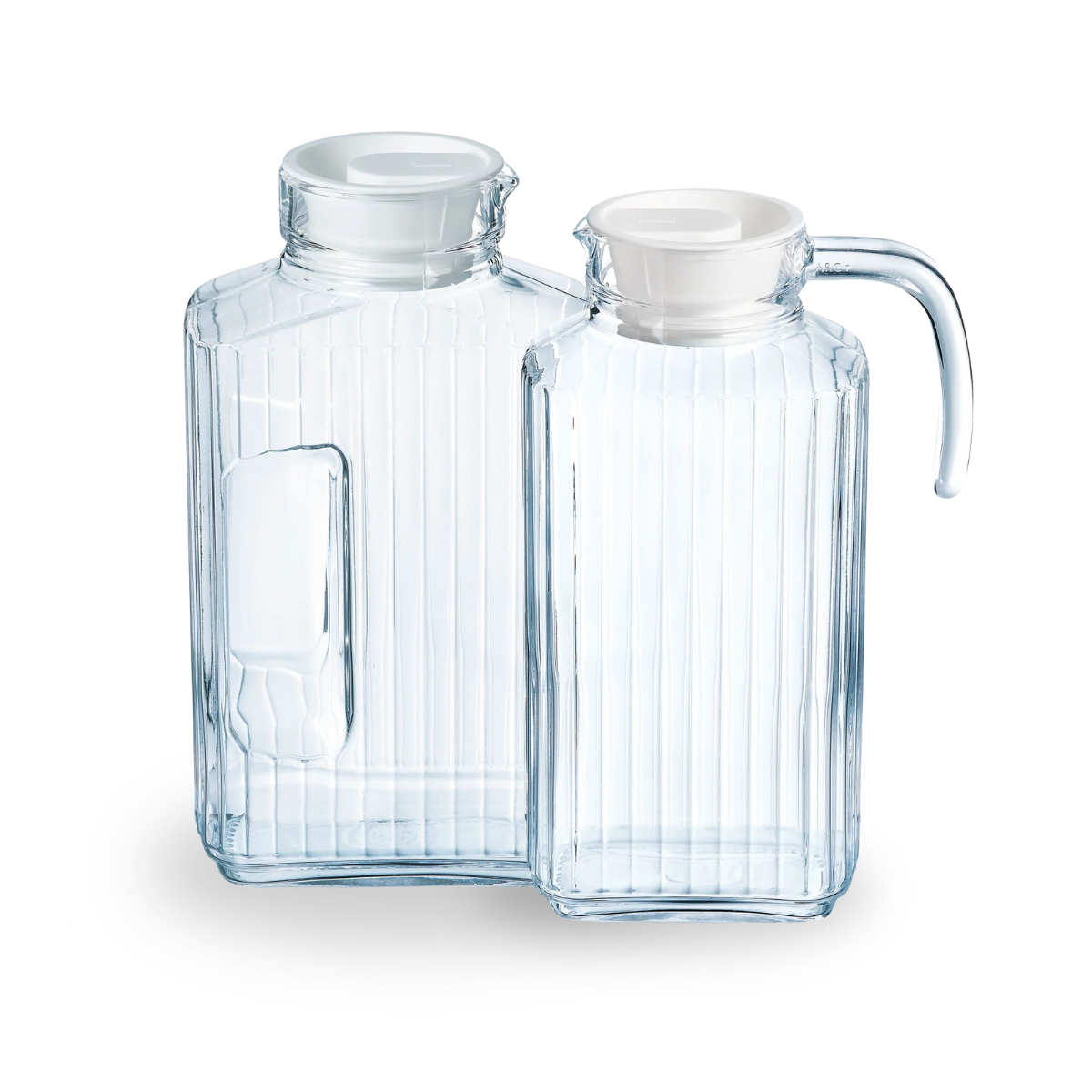 Jarras de vidrio de varios tamaños en fondo blanco