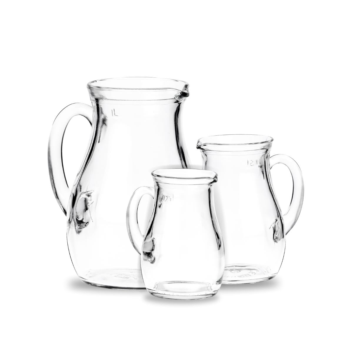 varios tamaños de jarras con asa de cristal transparente en un fondo blanco