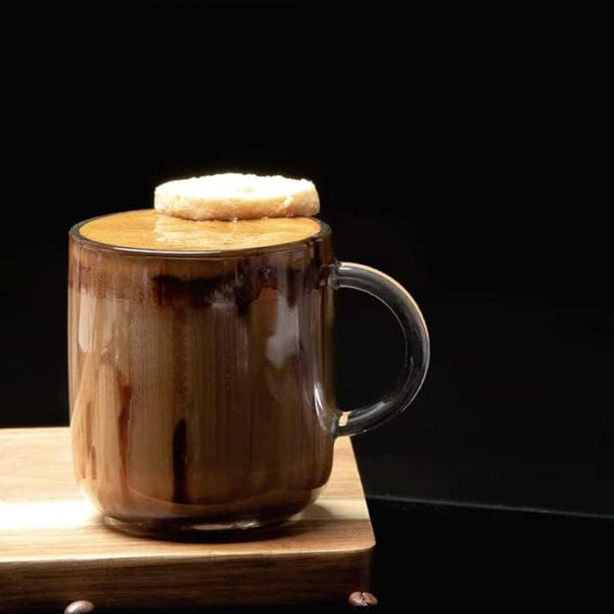 Taza de vidrio San Miguel con café o chocolate caliente, diseño sofisticado y duradero para bebidas calientes.