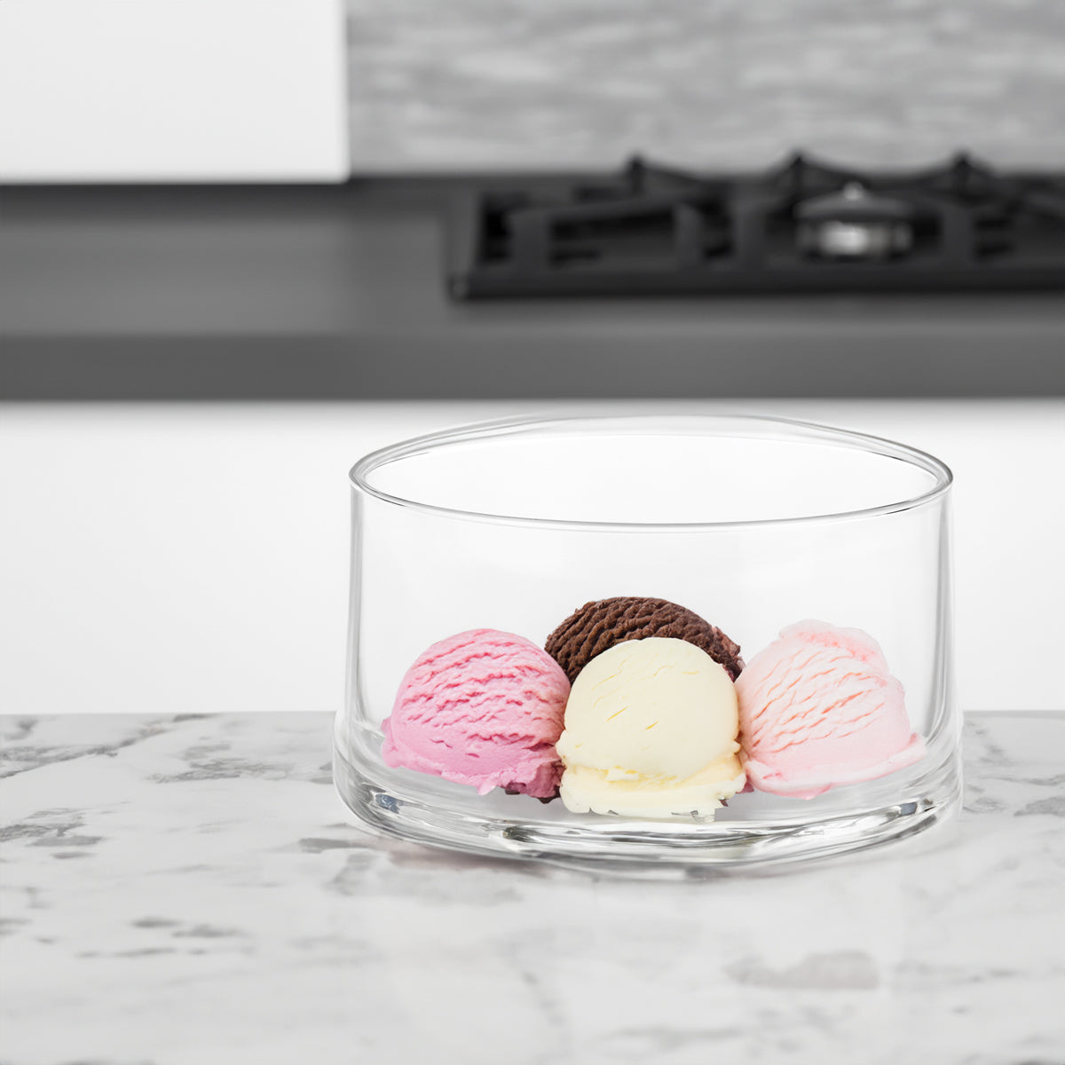 tazon de vidrio de 670 ambientada en la cocina con helado