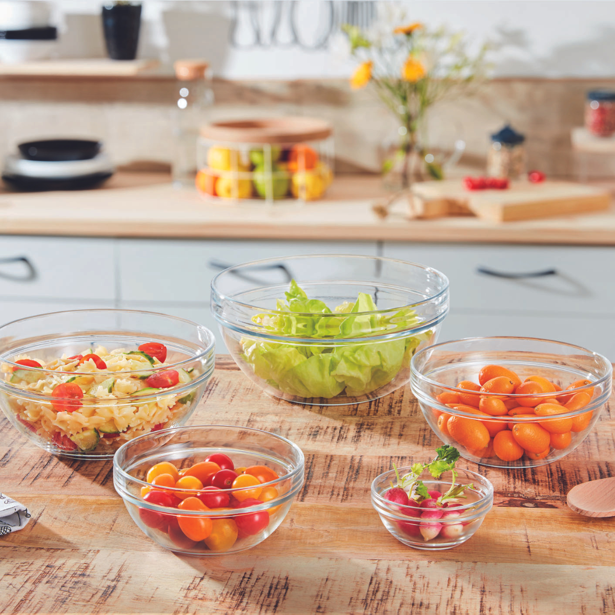 bowls de vidrio con verduras y comida en una cocina