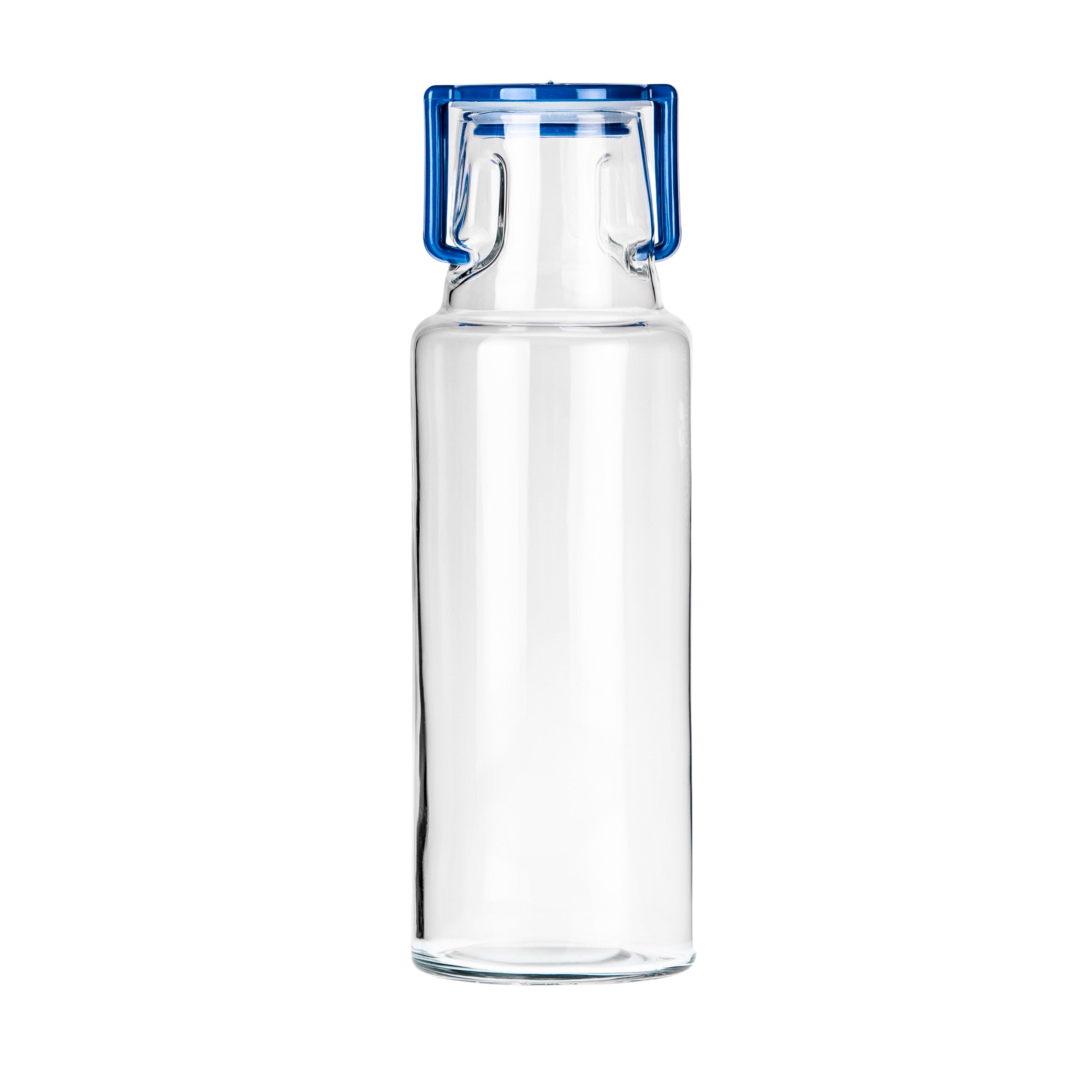 botella de vidrio con tapa de plastico azul en fondo blanco