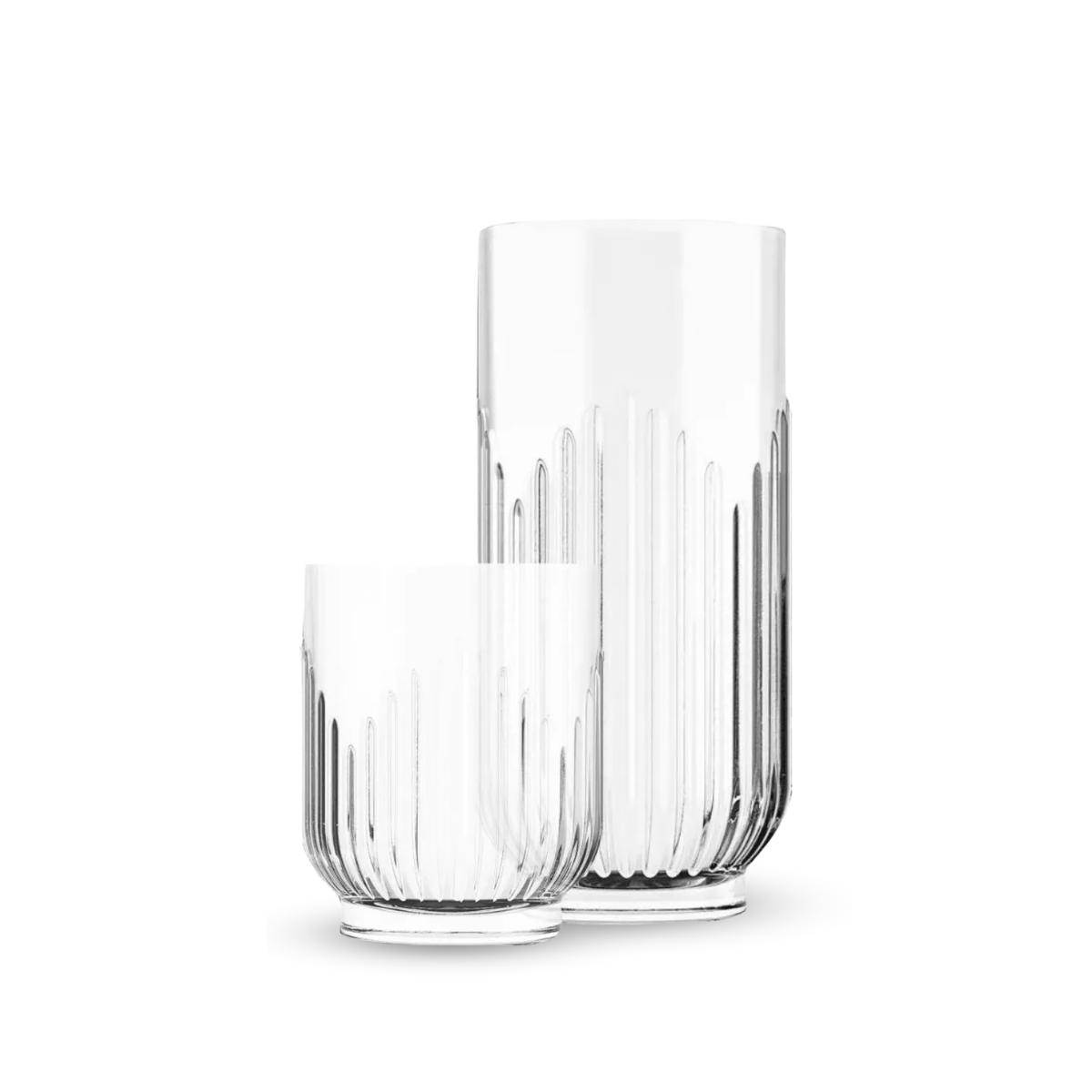 Juego de vasos de vidrio Barcelona estriados en formato alto y bajo sobre fondo blanco