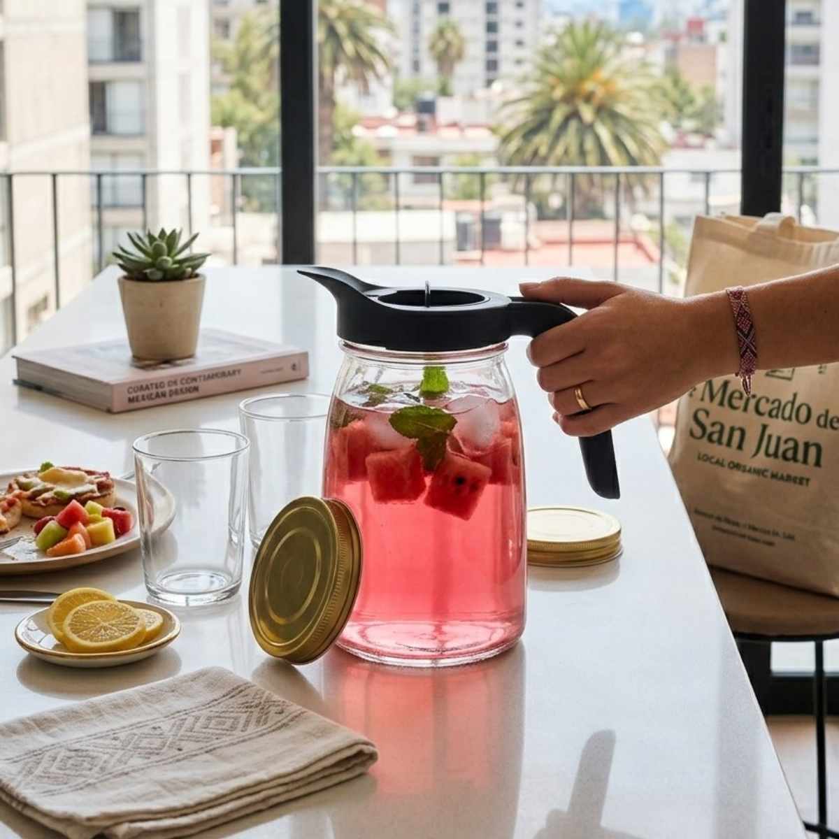 jarra de vidrio con tapa de plastico o aluminio para jugos, cereales doble uso para cada persona en una cocina de la ciudad de mexico 
