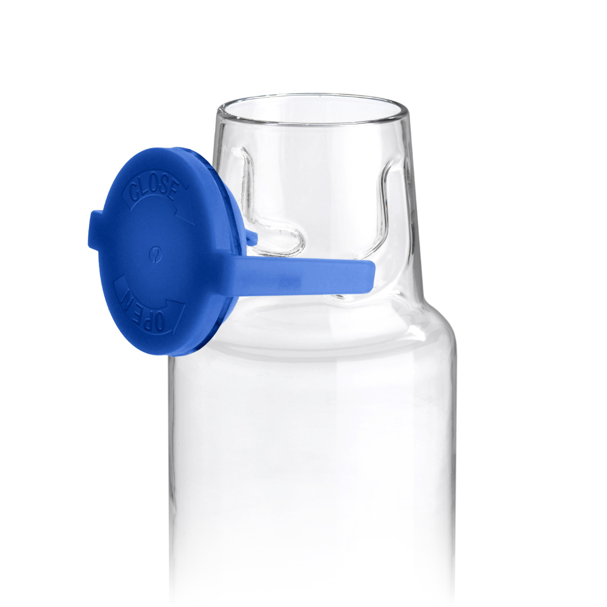 botella de agua de vidrio con tapa enrroscable de plástico en fondo blanco