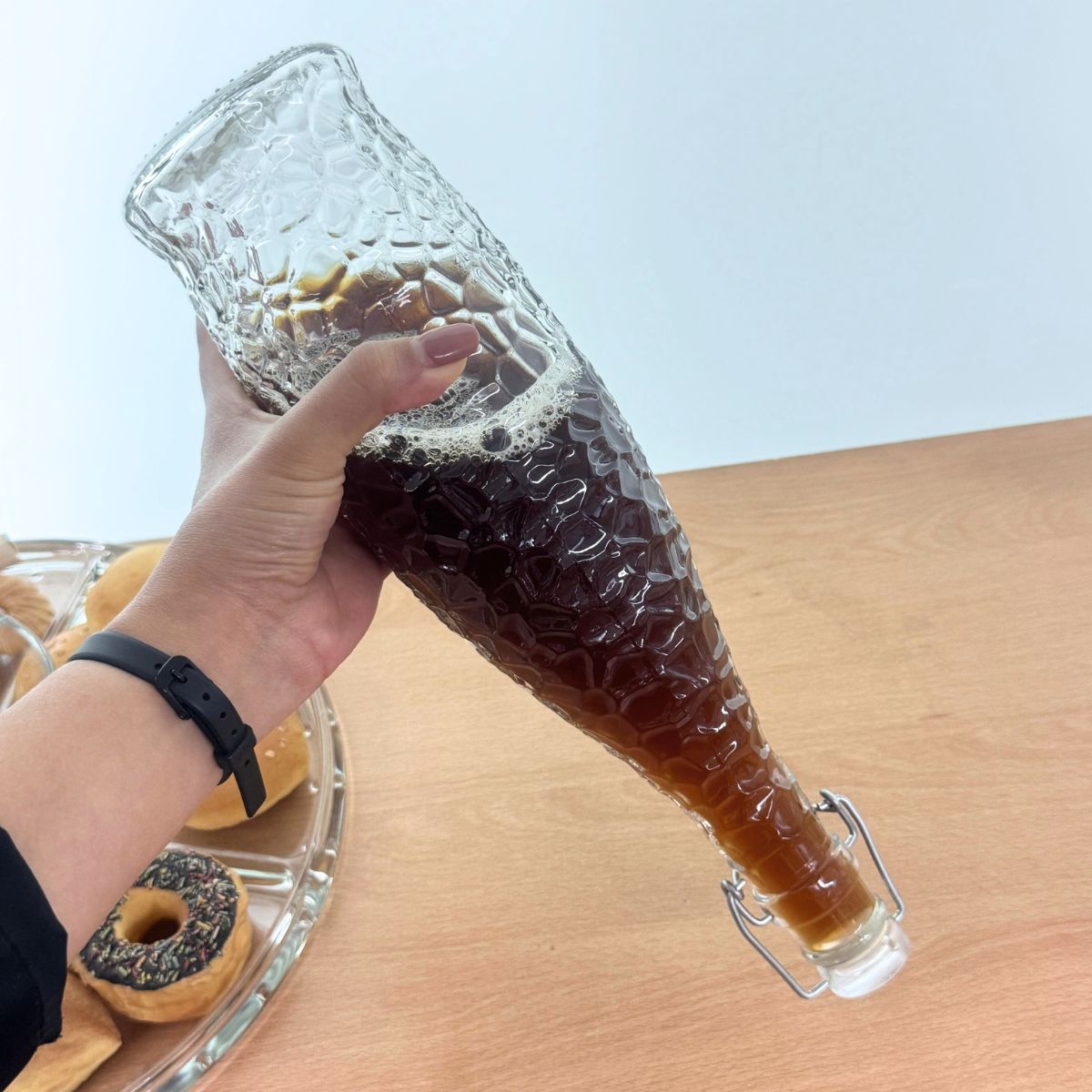 botella de cristal con agua cerrado hermetico volteada anti derrames