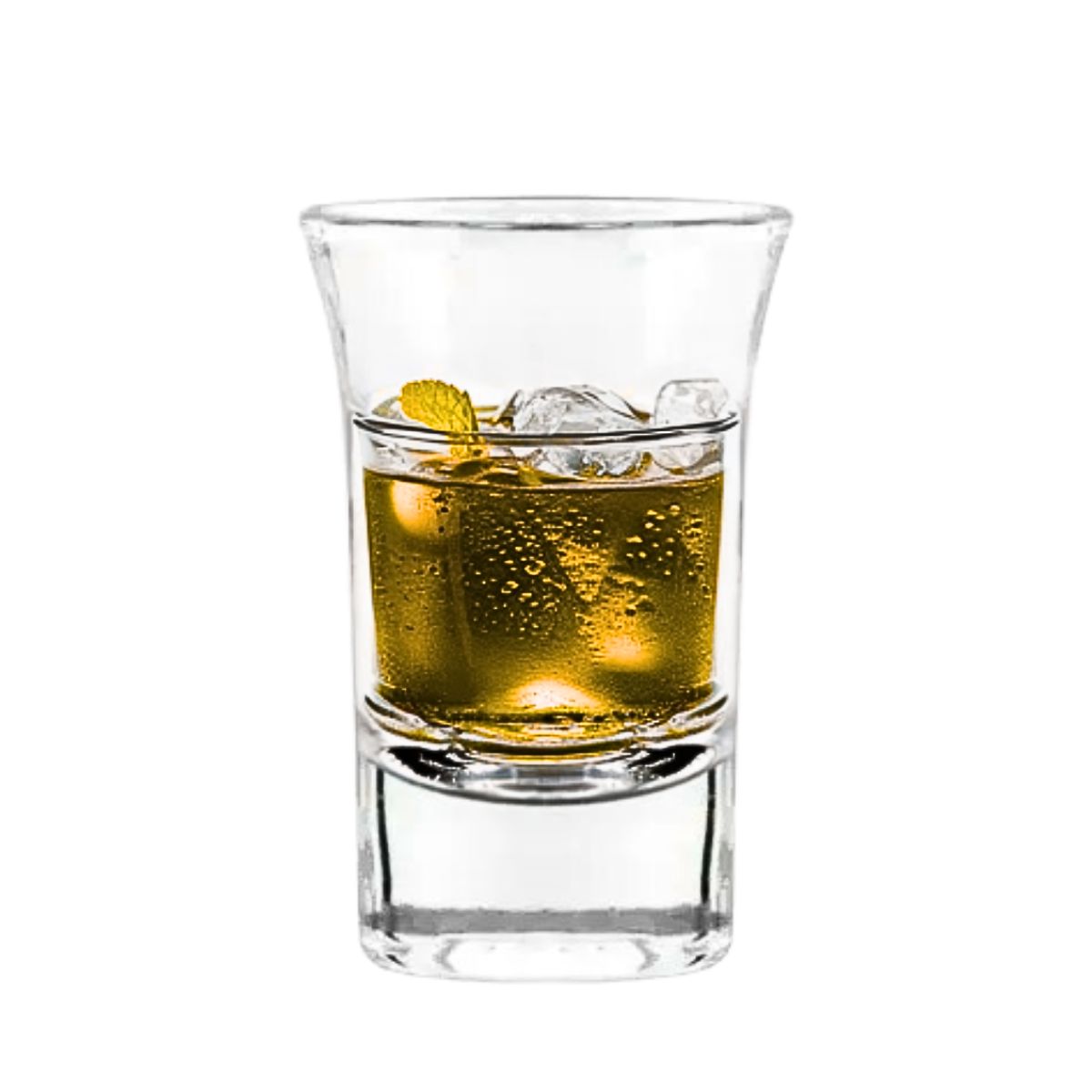 shooter 43 con whiskey en un caballito con hielos en un fondo blanco