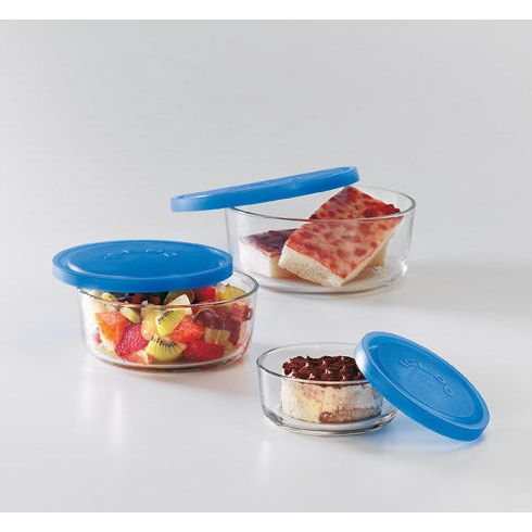 contenedores de vidrio circulares con tapa azul de plastico con pastel y fruta apilables
