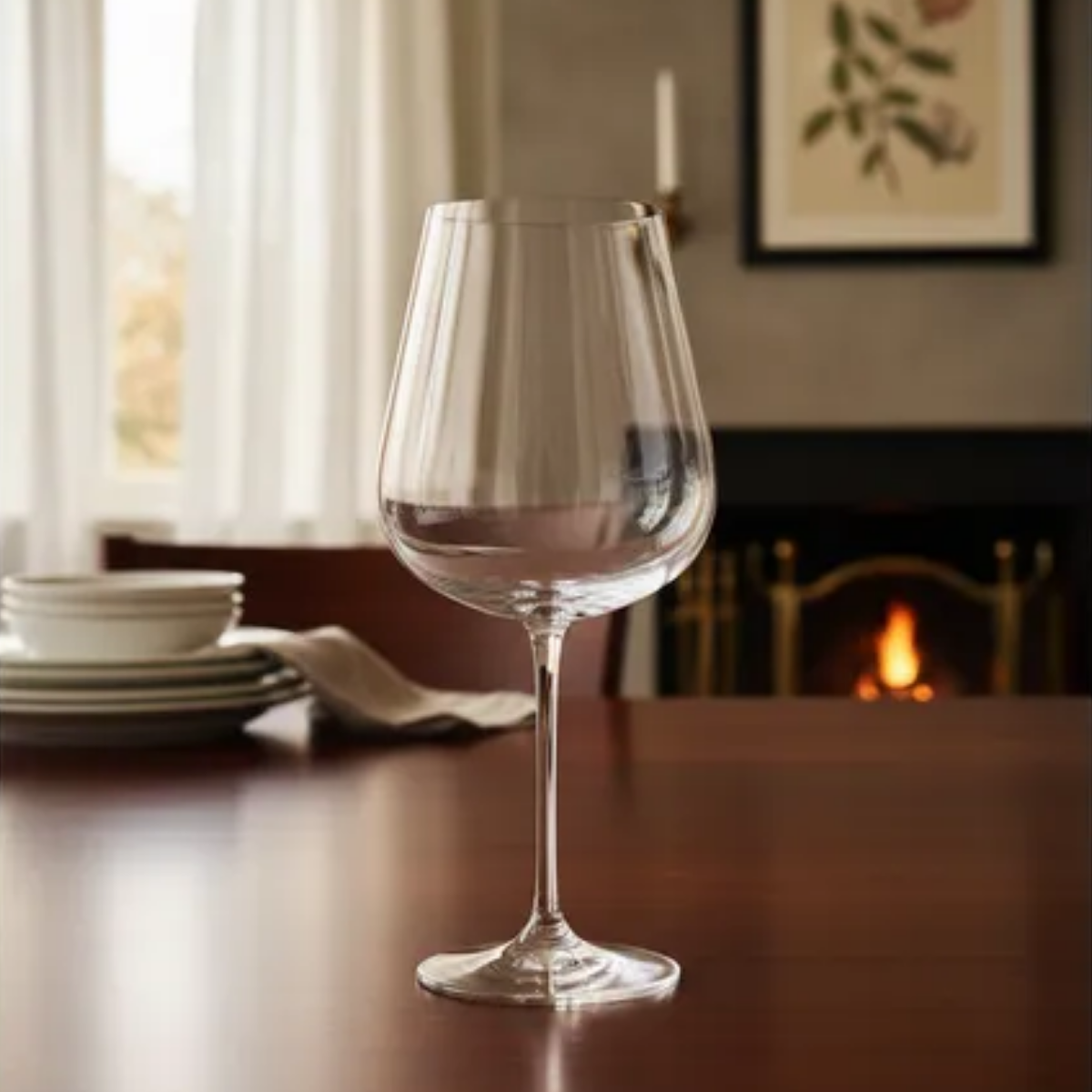 Copa Ardea de vidrio para vino tinto en ambiente sofisticado, diseño estilizado y moderno.