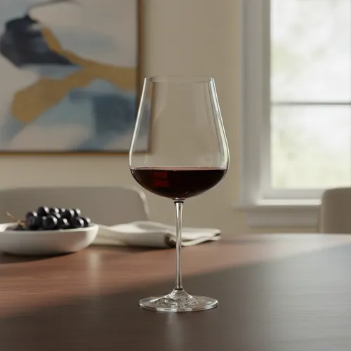 Copa Ardea 670 ml con vino tinto sobre mesa elegante, diseño ideal para oxigenación.