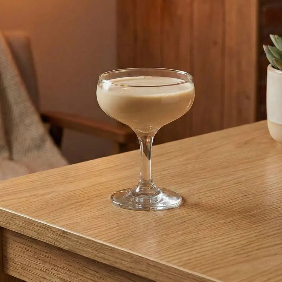 copa de vidrio juego de 6 piezas para cocteles o carajillos en mesa de madera de una sala o restaurante