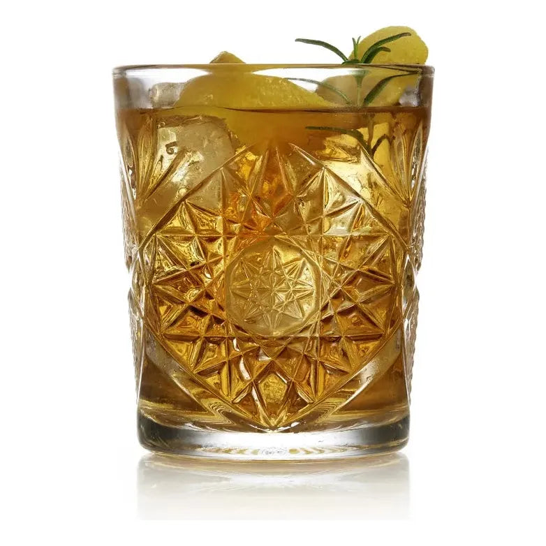 vaso de vidrio hosbtar en fondo blanco con bebida o coctel, estilo vintage estrella.