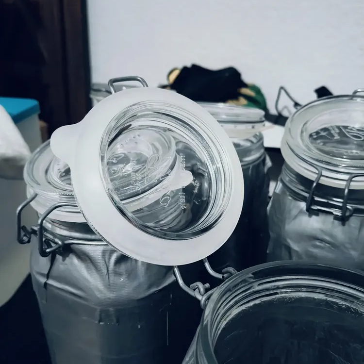 hule en contendor de vidrio 