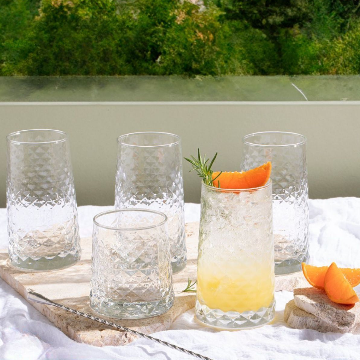 Juego de vasos Cairo de vidrio con bebidas servidas en formatos highball y old fashioned