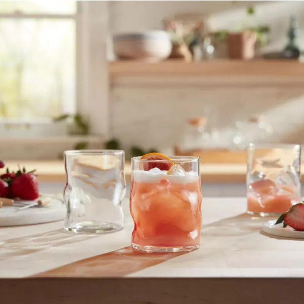 Vasos Lava de vidrio con bebidas servidas sobre mesa de casa