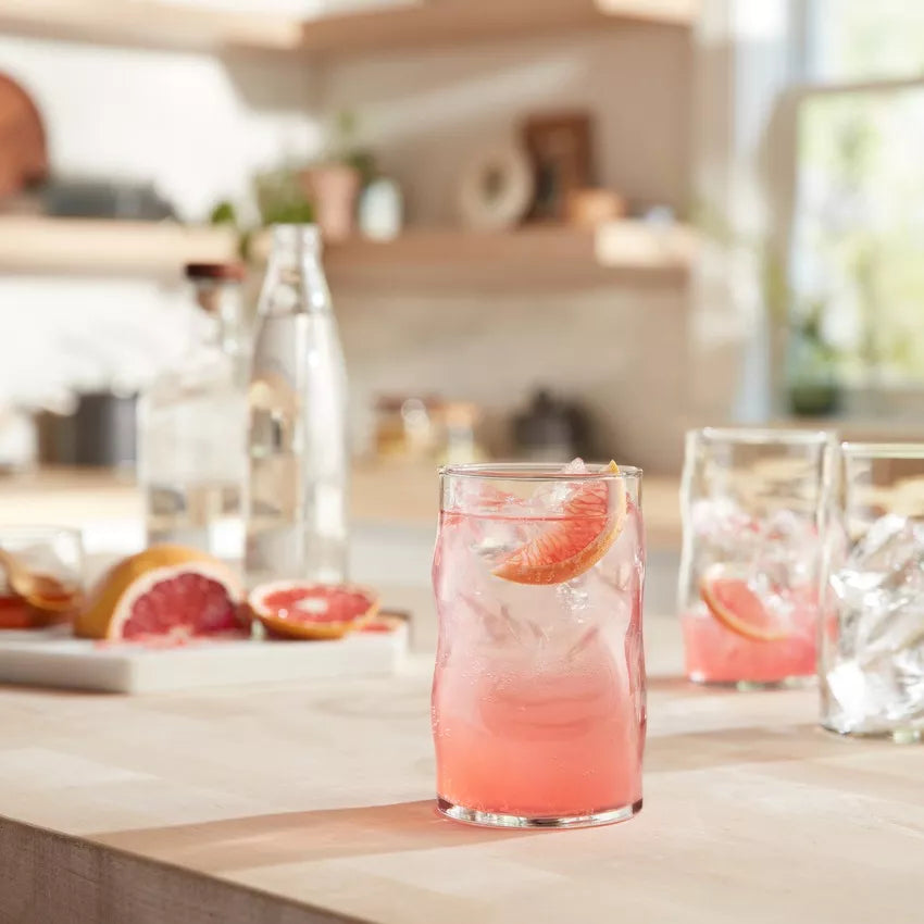 Vasos de vidrio Lava en mesa de cocina para uso diario con bebidas frías