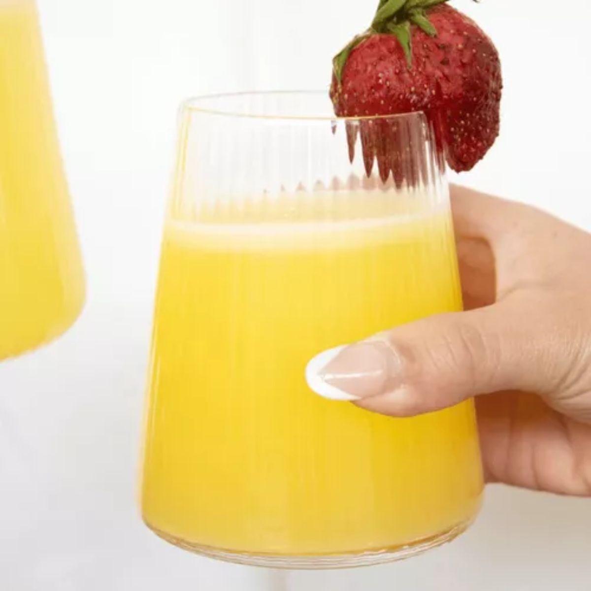 Vaso de vidrio Lines con jugo servido, ideal para uso diario en casa.