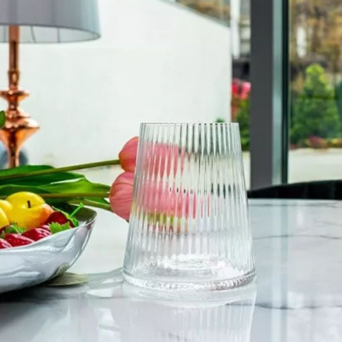 Vaso Lines de vidrio sobre mesa de cocina con bebida y diseño contemporáneo