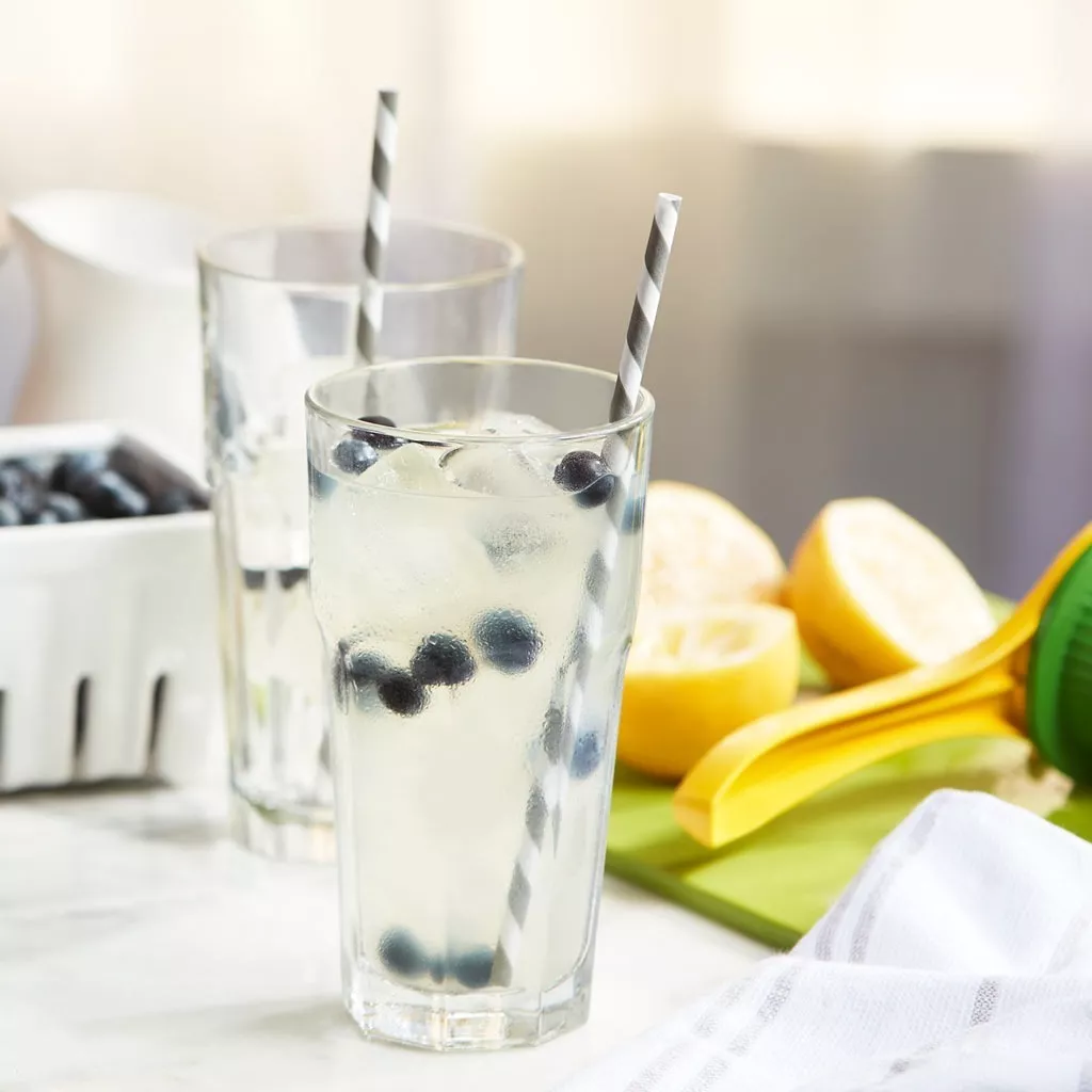 Vaso de vidrio Borgonovo London con bebida fría y hielo servido