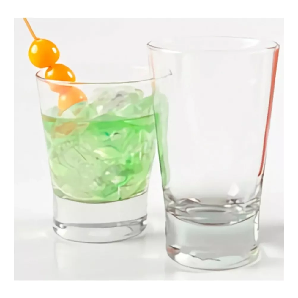 Vasos de vidrio London con bebidas servidas y hielo para cócteles clásicos