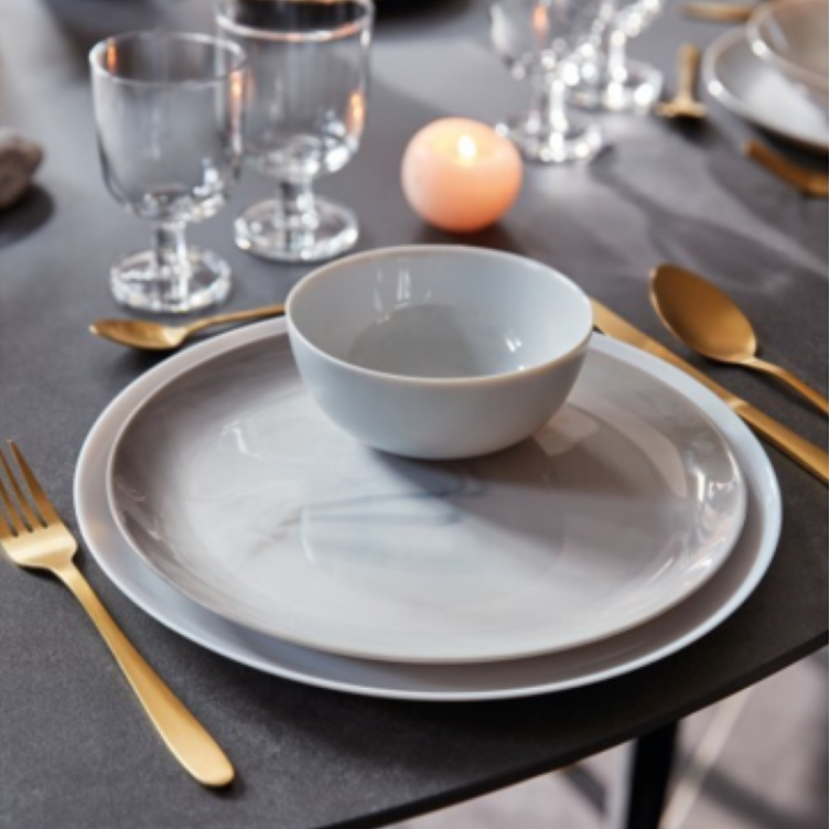 serie diwali tipo mármol sobre mesa comida y cubiertos dorados