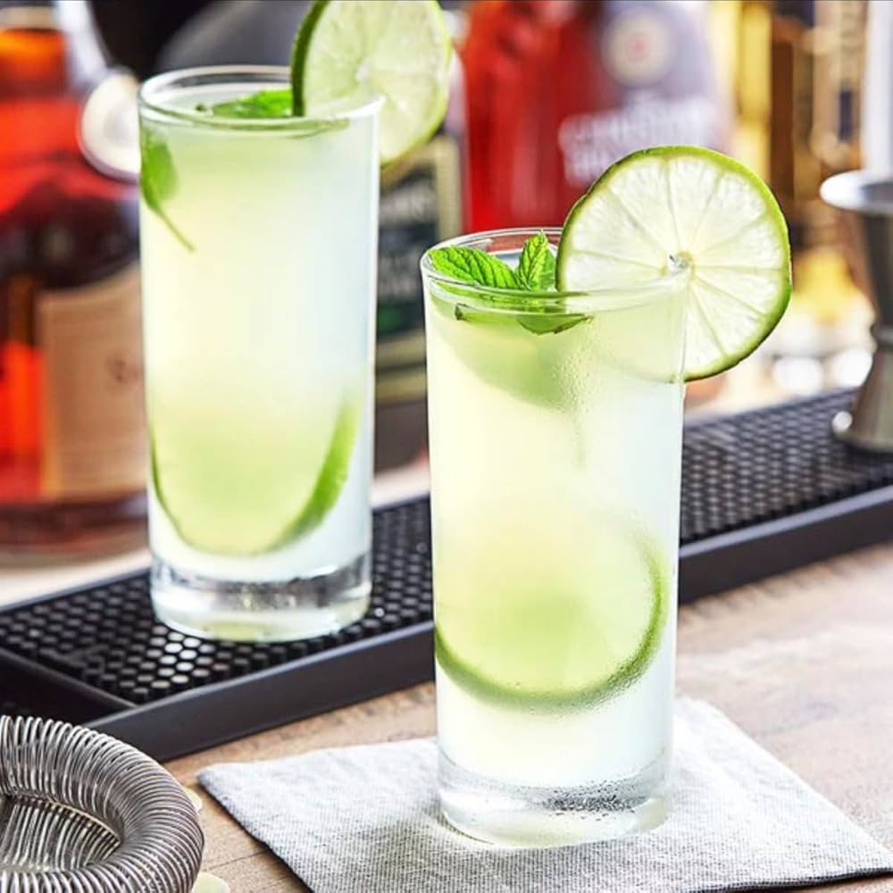 Vaso alto Manhatan de vidrio con cóctel cítrico servido en bar
