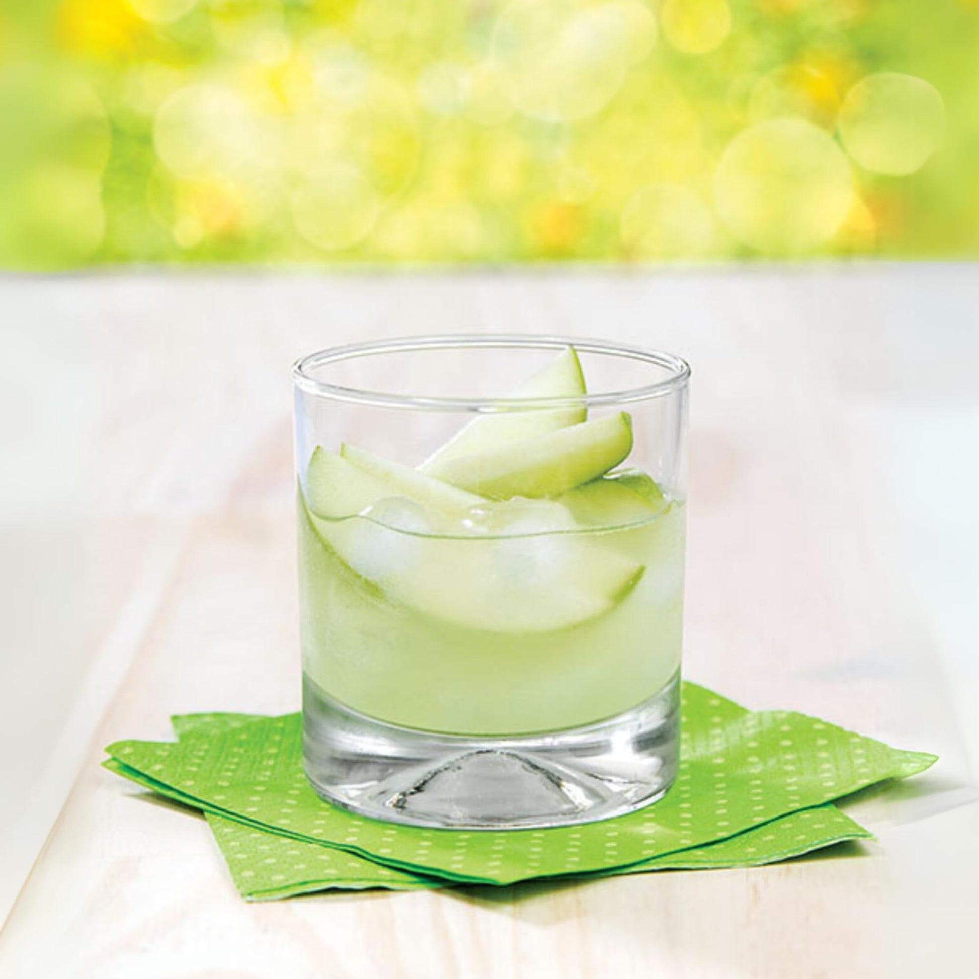 Vaso bajo Manhatan de vidrio sirviendo cóctel fresco con hielo, ideal para bebidas cortas