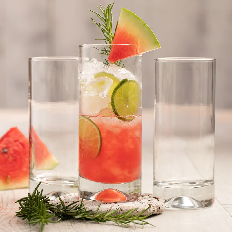 Vasos Manhatan altos y bajos con cócteles frutales, diseño moderno para mesa y bar
