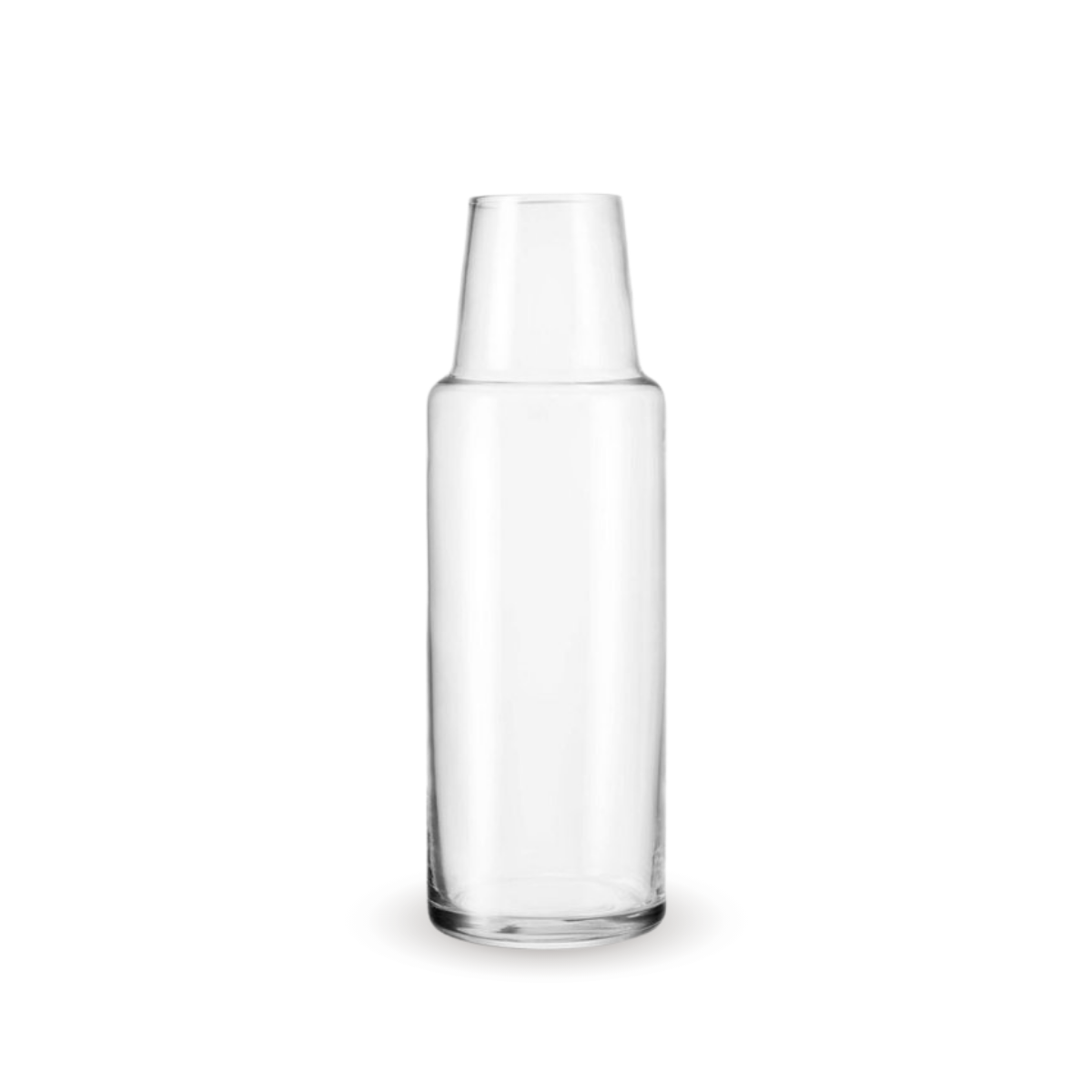 botella de vidrio en fondo blanco para jugo y agua.