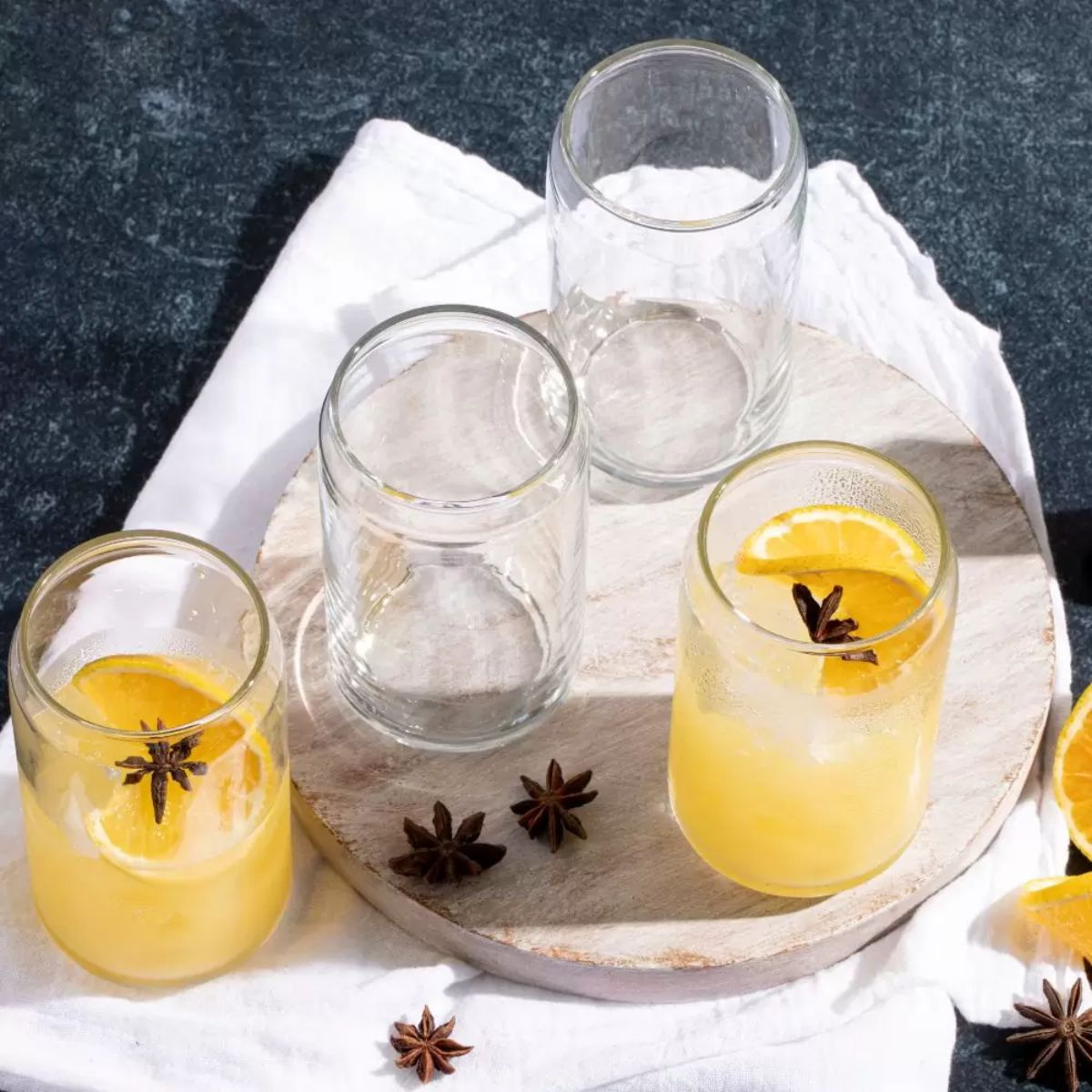 Set de vasos lata de vidrio con bebidas frías servidas sobre bandeja