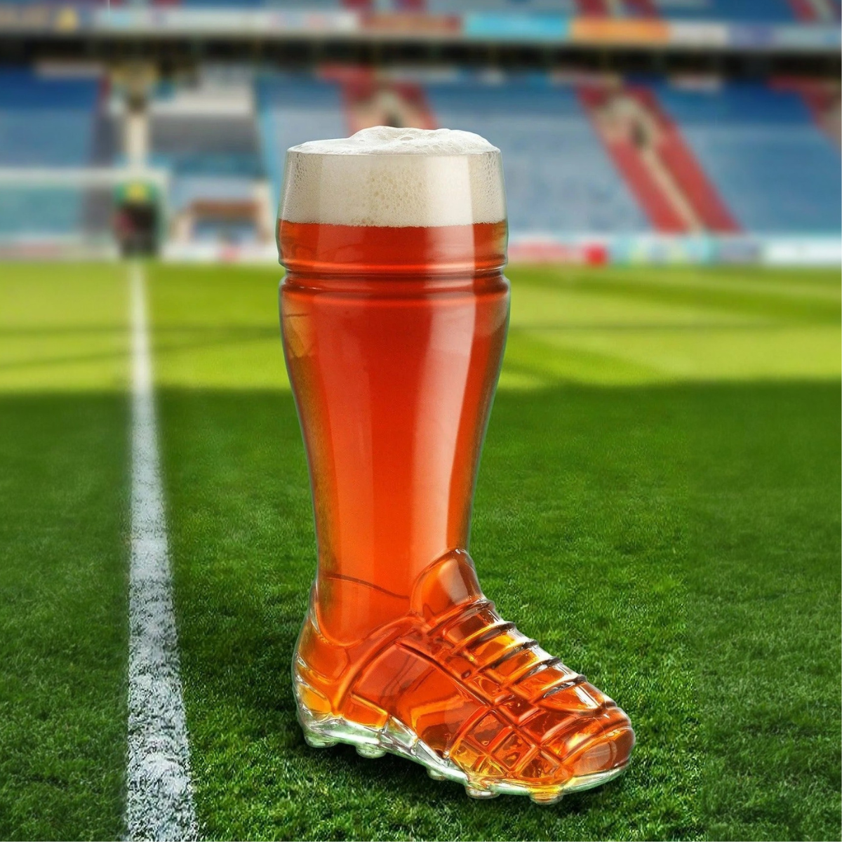 vaso de cerveza en forma de boot soccer en una cancha de futball 