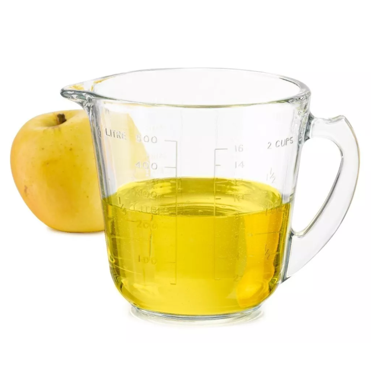 Taza medidora de vidrio Pro Chef de 500 ml con líquido amarillo y manzana al fondo, diseño resistente al calor.