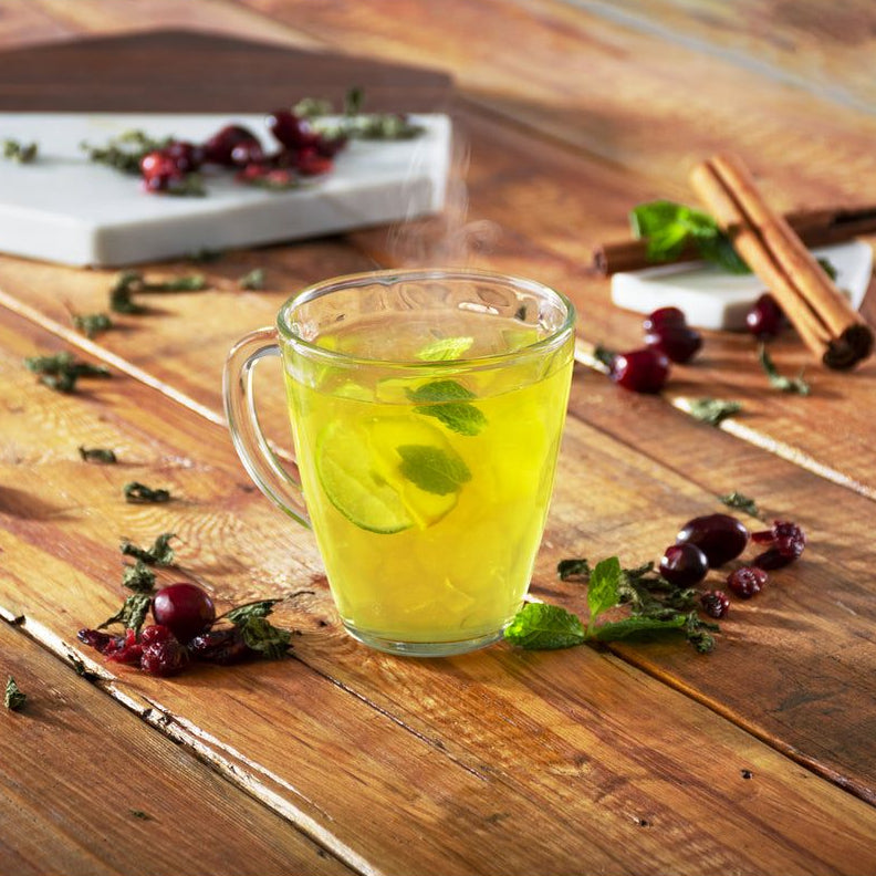 Taza de vidrio Alaska de 345 ml con té caliente y rodajas de limón, perfecta para bebidas calientes o infusiones.