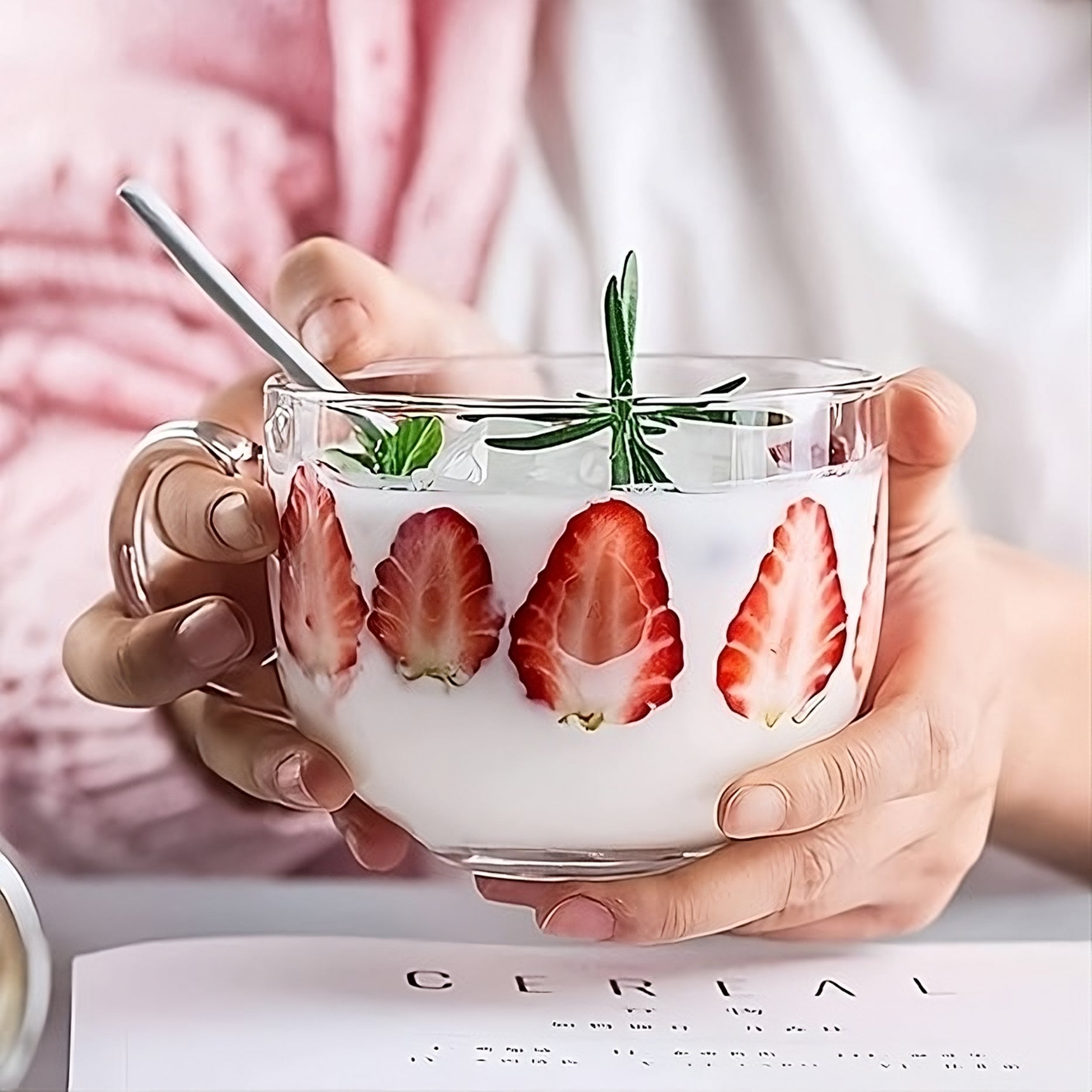 Taza de vidrio Capulus Jumbo utilizada para servir yogur con fresas, ideal para bebidas o postres.
