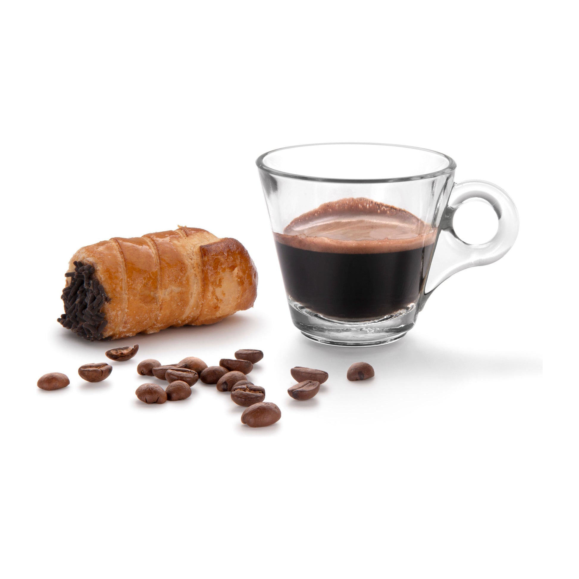 Taza Conic de vidrio con café espresso y granos de café, perfecta para acompañar postres o desayunos.