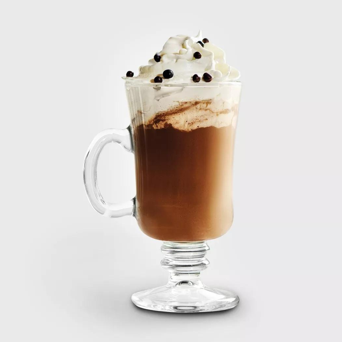 Taza Irish de vidrio con café irlandés y crema batida, perfecta para bebidas calientes y presentación elegante.