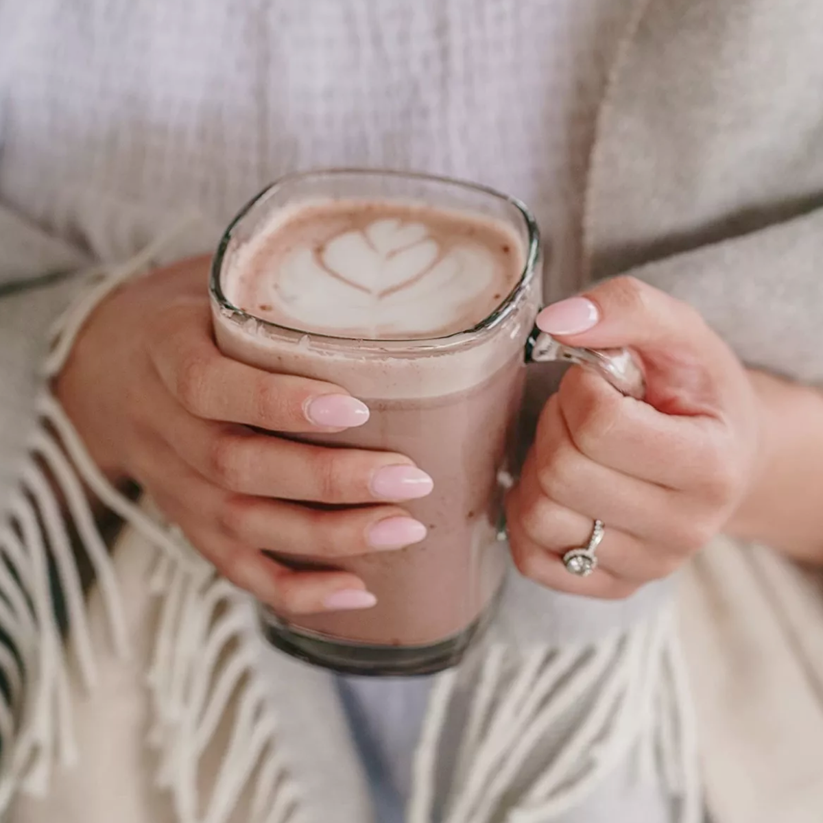 Taza de vidrio Quadro con café latte, diseño cuadrado ergonómico ideal para disfrutar bebidas calientes.