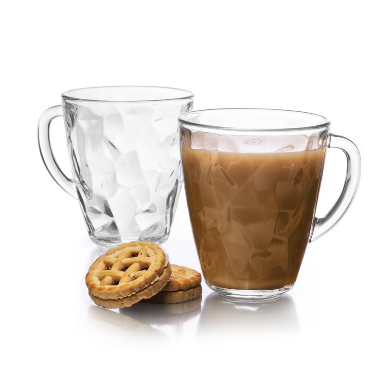 Tazas de vidrio Alaska con café y galletas, diseño facetado que aporta elegancia y resistencia. Ideal para café latte o capuchino.