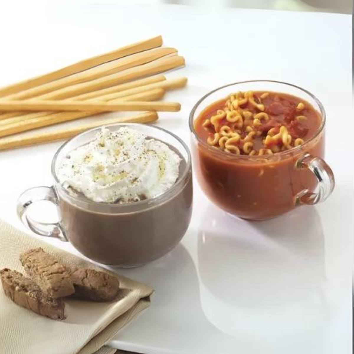 Juego de tazas Capulus Jumbo de vidrio con café y sopa, versátiles para bebidas calientes o frías.