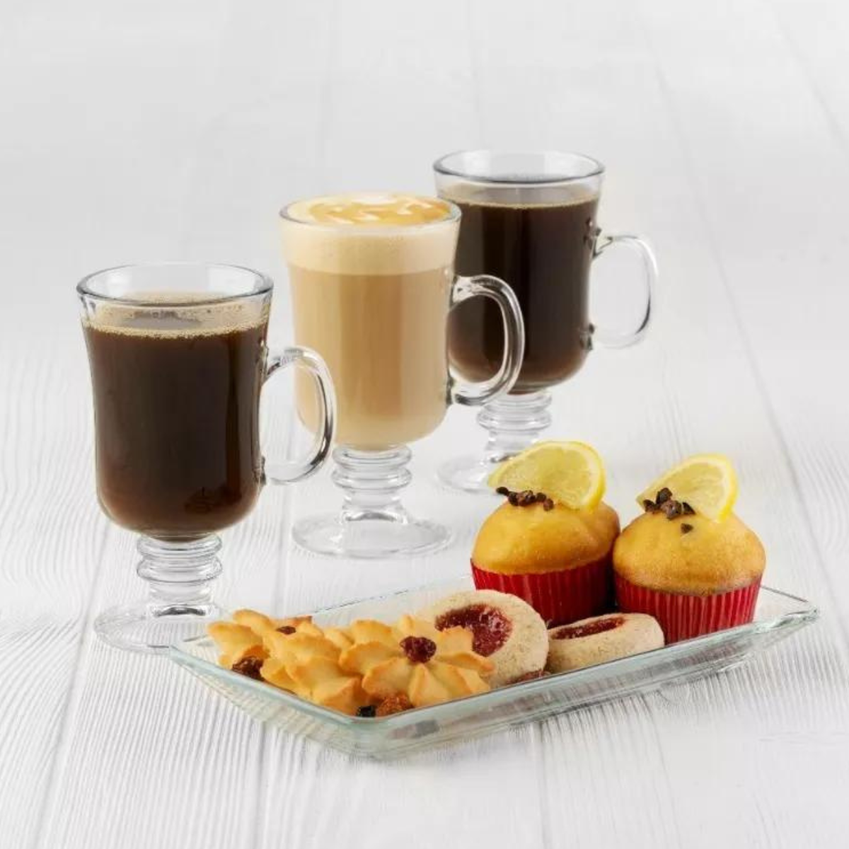 Tazas Irish de vidrio acompañadas de café y postres, ideales para servir en cafeterías o en casa.