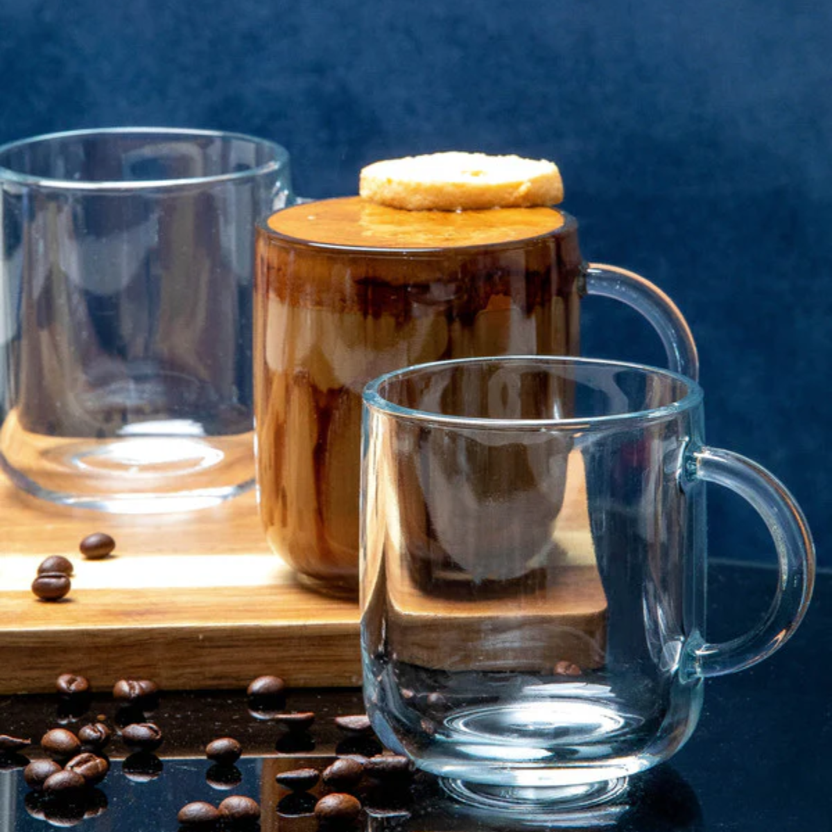 Tazas de vidrio San Miguel con café, diseño robusto y elegante perfecto para el hogar o cafeterías.