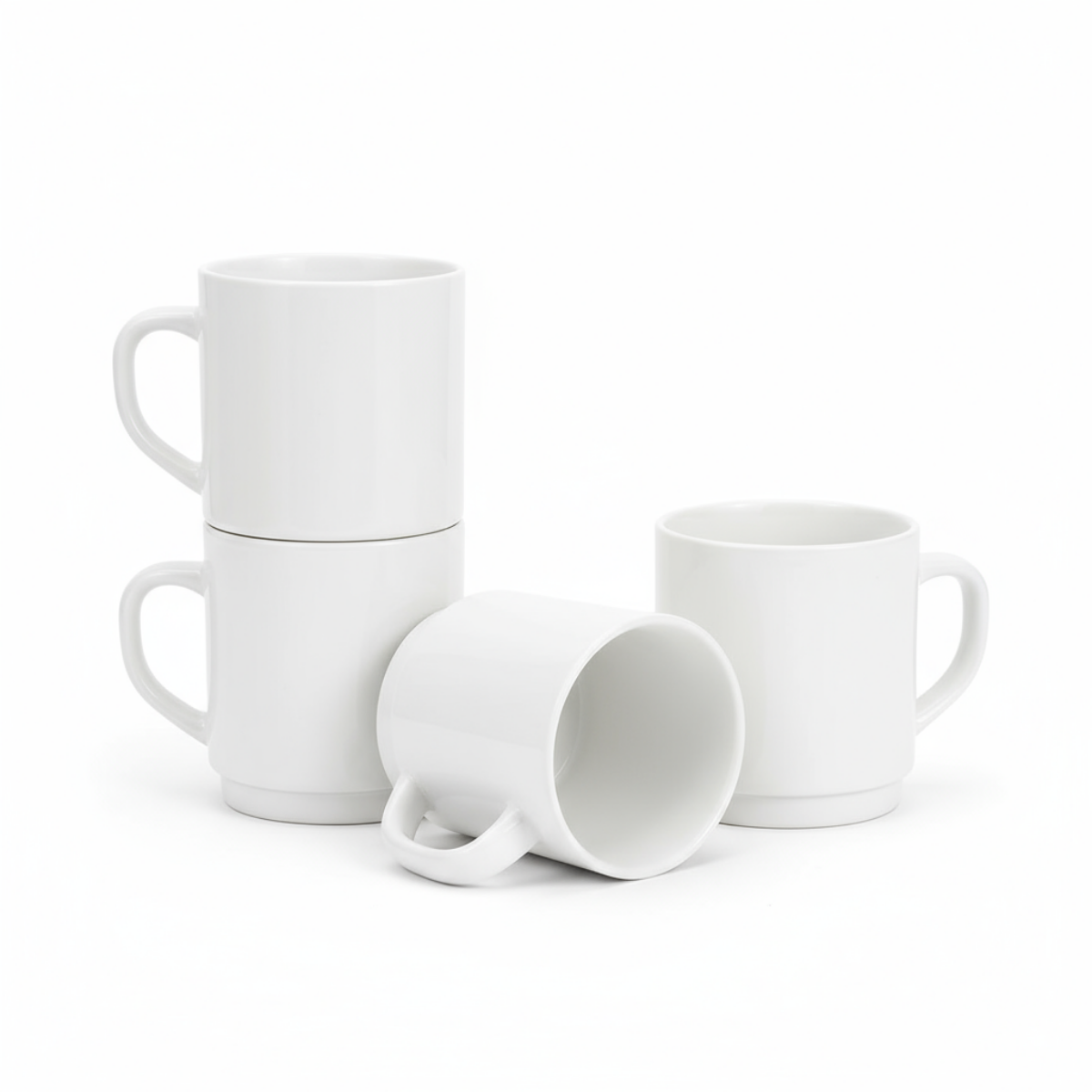 Juego de 4 tazas Zelie de Opal Blanco apilables sobre fondo blanco.