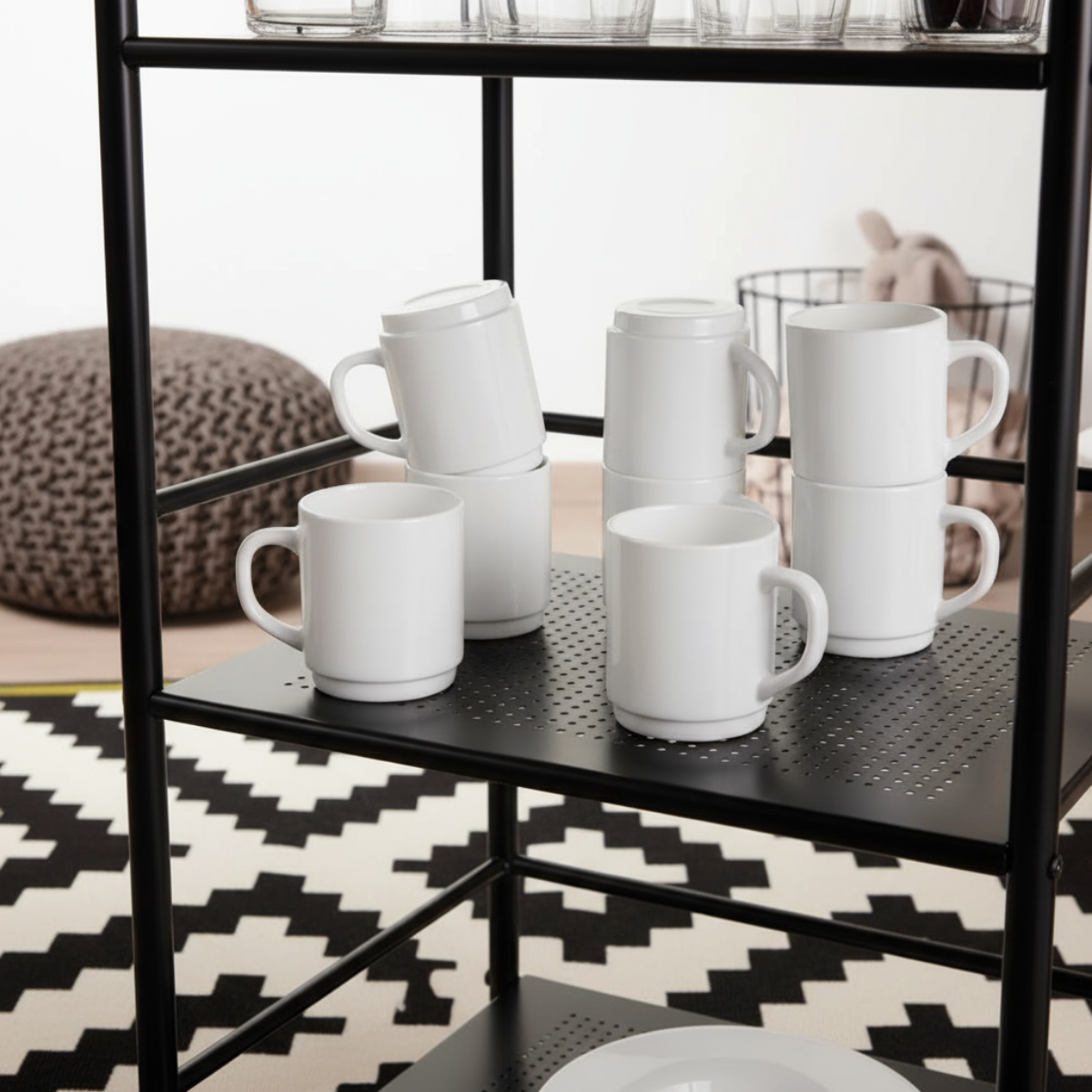 Tazas Zelie de Opal Blanco apiladas en repisa de cocina moderna.