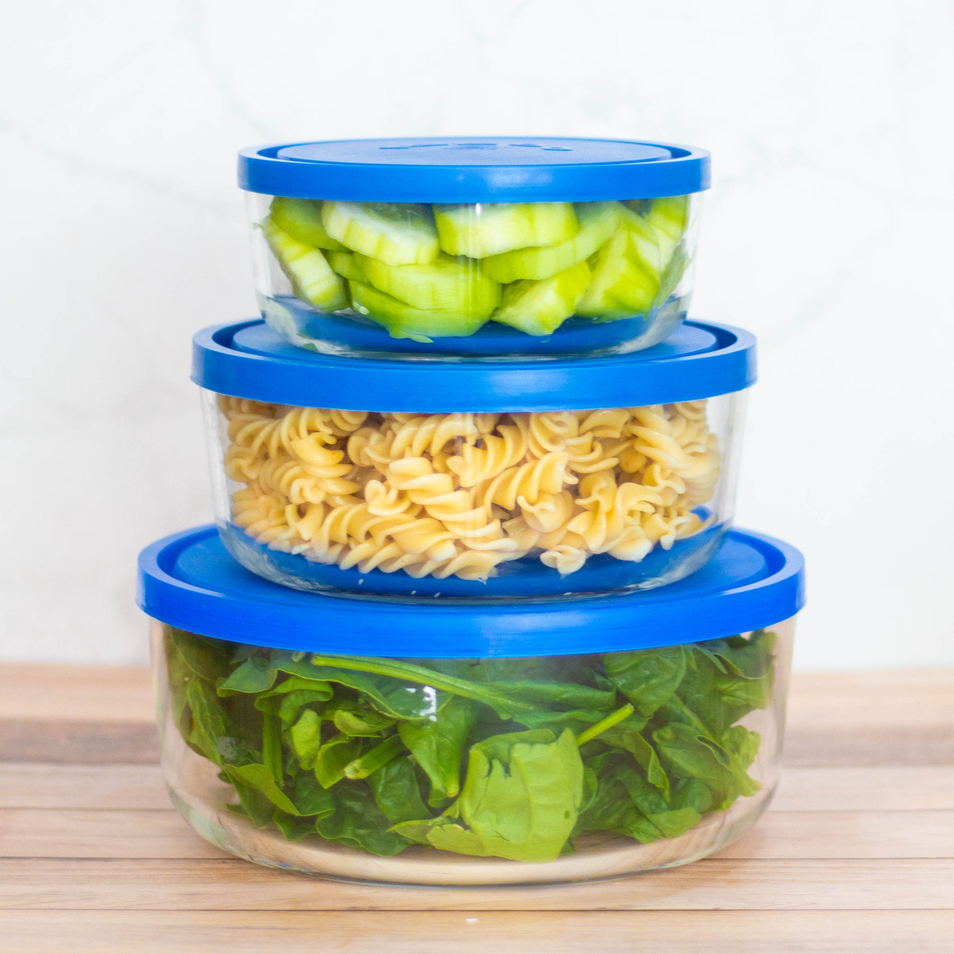 contenedores con tapa ampliables de vidrio con alimentos variados en su interior, como pasta o verdura