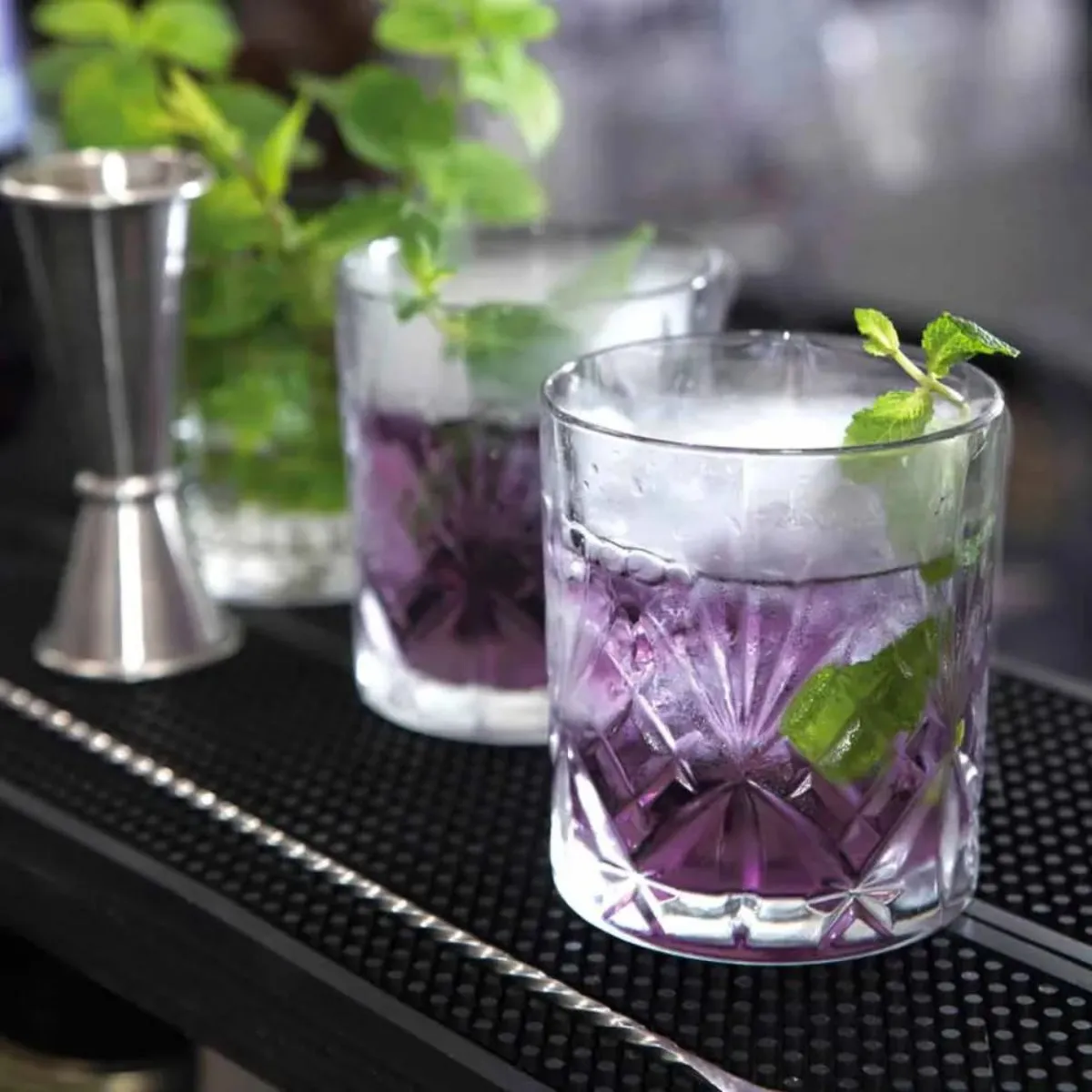 Vaso Old Fashioned Borela con cóctel y hielo