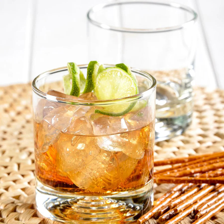 Vaso Malaga bajo de vidrio soplado con whisky servido y hielo