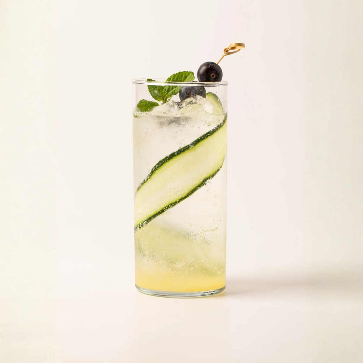 Vaso Rio de vidrio con bebida refrescante servido con hielo